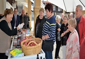 Turizm ve evre Bakan Ataolu Turistlerle Gzelyurt u Gezdi