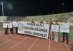 KKTC 'de Spor Yazarlar ,KTFF Bakan Hasan Sertolunu Protesto ettier